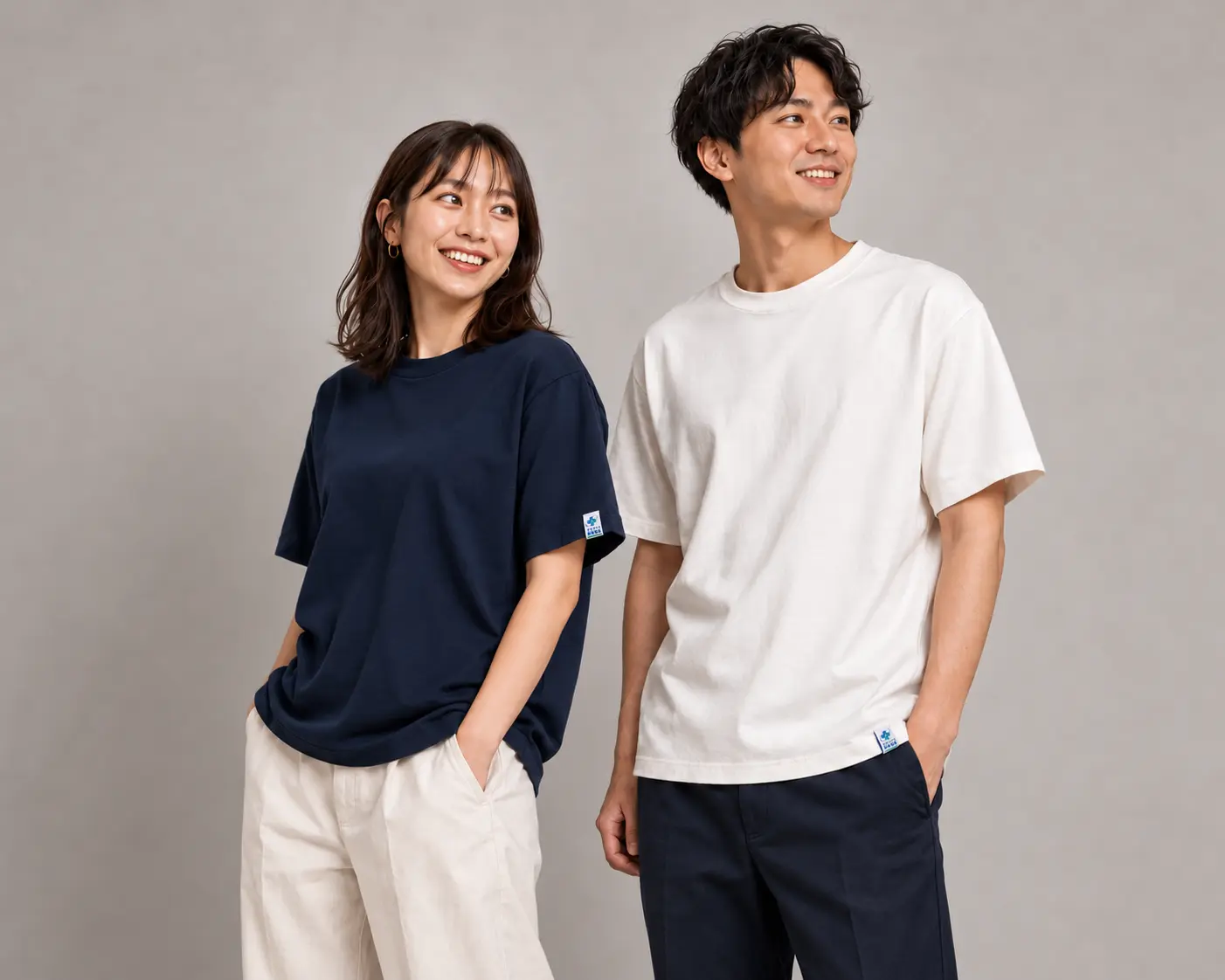袖と裾にネオライフ診断機器の小さなヘムタグを付けた、ネイビーと白の上質なTシャツを着る若い社員