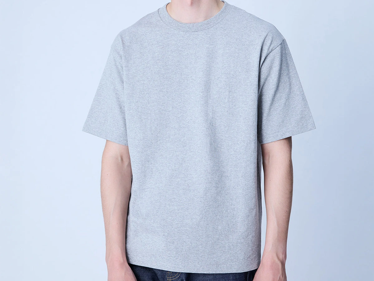 日本製チューブラーTシャツのヘザーグレー着用写真。襟から裾までの胴体部分を表示