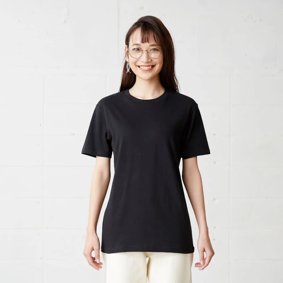 ブラックのGAT-500を着用した女性