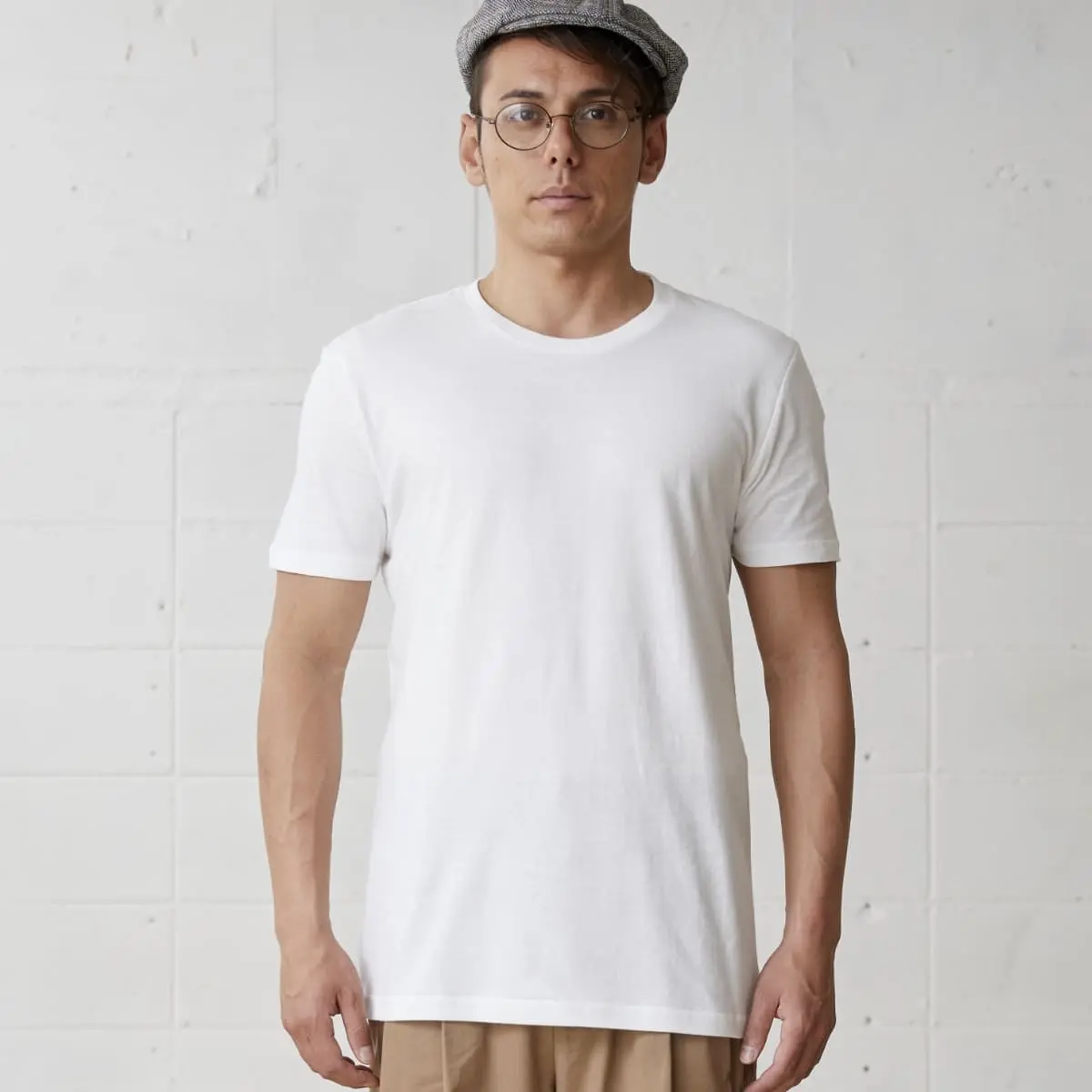 ベーシックの白いTシャツ着用イメージ
